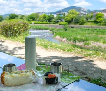 Piknik u řeky, Kjóto (Japonsko)