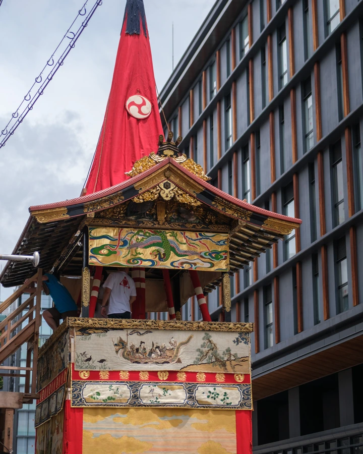 Přípravy na hlavní průvod festivalu Gion